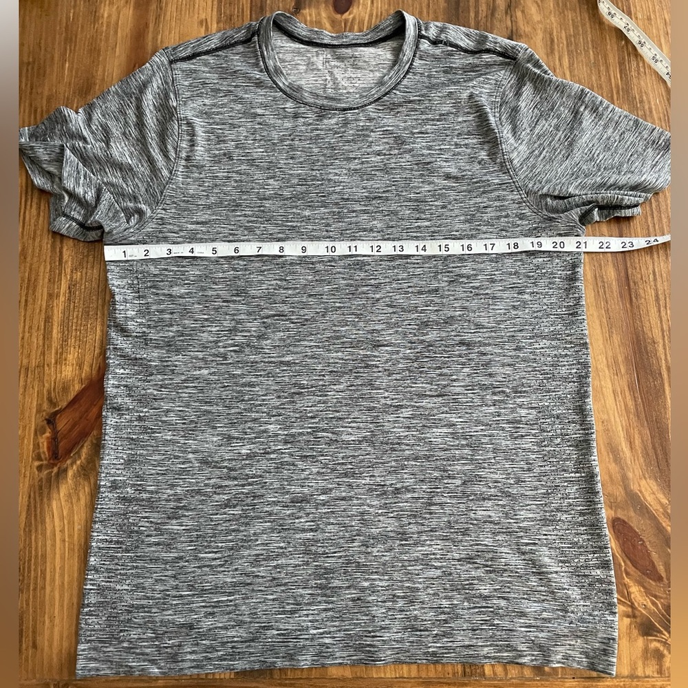 Men's size large Lululemon shirt